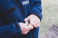 zdjęcie przedstawia zajęcia strzeleckie policjantów - policjant ładuje magazynek