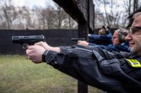 zdjęcie przedstawia zajęcia strzeleckie policjantów - policjanci strzelają do tarcz