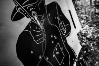 zdjęcie przedstawia zajęcia strzeleckie policjantów - tarcza strzelecka z przestrzelinami