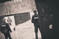 zdjęcie przedstawia zajęcia strzeleckie policjantów - policjanci przy tarczach