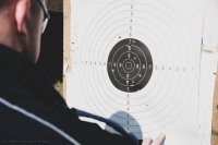 zdjęcie przedstawia zajęcia strzeleckie policjantów - policjant przy tarczy
