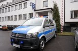 radiowóz przed budynkiem komendy