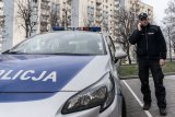 zdjęcie - policjant w trakcie kontroli kwarantanny