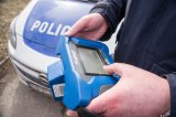 policjant trzyma w rękach tester narkotyków