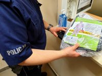zdjęcie - policjant pobiera kombinezon ochronny