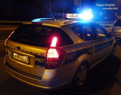 zdjęcie nocne - radiowóz policyjny
