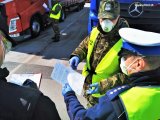 policjant i żołnierz w maseczkach ochronnych