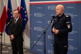 Komendant Główny Policji i Minister Spraw Wewnętrznych i Administracji stoją w trakcie konferencji prasowej