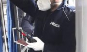 zdjęcie - policjant w rękawiczkach i maseczce