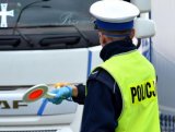 zdjęcie poglądowe - policjant z drogówki zatrzymuje ciężarówkę