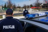 policjanci kontrolują plac zabaw