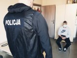 policjant z podpalaczem