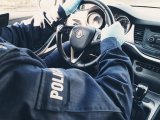 Policjant w radiowozie