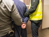 zdjęcie poglądowe - policjanci z zatrzymanym