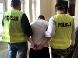 Policjanci prowadzą zatrzymanego