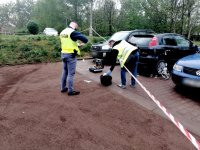 zdjęcie - policyjna grupa zbiera ślady na miejscu zdarzenia