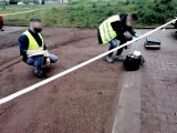 zdjęcie - policyjna grupa zbiera ślady na miejscu zdarzenia