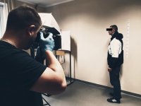 policyjny technik wykonuje zdjęcie sygnalityczne sklepowego złodzieja