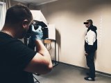 policyjny technik wykonuje zdjęcie sygnalityczne sklepowego złodzieja