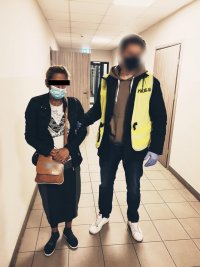 Policjant i zatrzymana kobieta