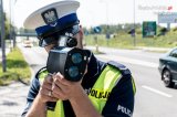 zdjęcie poglądowe - policjant RD mierzący prędkość
