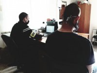 policjant przesłuchuje zatrzymanego - na zdjęciu policjant i zatrzymany