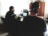 policjant przesłuchuje zatrzymanego - na zdjęciu policjant i zatrzymany