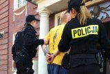 policjanci prowadzą zatrzymanego - zdjęcie poglądowe z archiwum