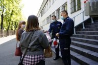 Policjanci odbierają od uczennic słodkie wypieki