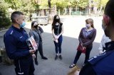 Policjanci odbierają od uczennic słodkie wypieki