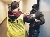 policjant z zatrzymanym
