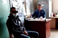 Policjant z podejrzanym w pokoju biurowym