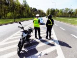 zdjęcie - policjant z motocyklistą na drodze