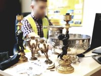 Policjant z przedmiotami pochodzącymi z włamania w niemczech
