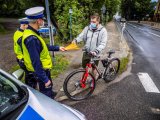 policjanci z drogówki w trakcie kontroli rowerzysty