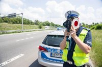 policjant kontrolujący prędkość