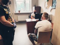 Policjanci w biurze z zatrzymanym ojcem dzicka