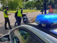 zdjęcie przedstawia policjantów w trakcie działań - policjanci z motocyklistą