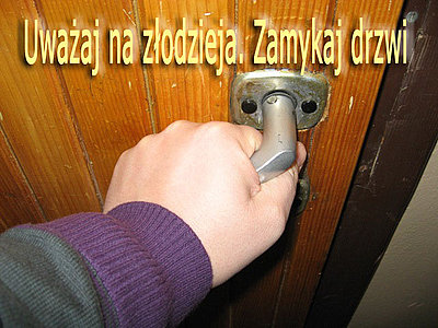 zdjęcie - ręka trzymająca klamkę drzwi