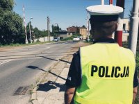 zdjęcie przedstawia działania policjantów - policjant na tle przejazdu kolejowego