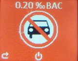 zdjęcie ekranu alkotestu - na czerwonym tle znak zakazu z autem przekreślonym, u góry wynik pomiaru 0,20 promila - zdjęcie ilustracyjne