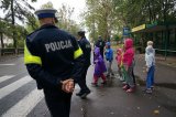 policjanci z uczniami w rejonie przejścia dla pieszych - zdjęcie ilustracyjne