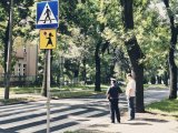 zdjęcie z kontroli oznakowania dróg w rejonie szkół - policjant i urzędnik stoją przy przejściu dla pieszych