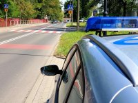 zdjęcie z kontroli oznakowania dróg w rejonie szkół - radiowóz policyjny stojący przed przejściem dla pieszych przy szkole