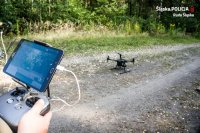 policyjny dron gotowy do lotu poszukiwawczego