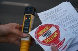zdjęcie ilustracyjne - policyjny alkotest, naklejki prowadząc jestem trzeźwy i ulotki
