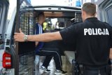zdjęcie ilustracyjne - policjant, zatrzymany
