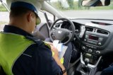 zdjęcie ilustracyjne - policjant wewnątrz radiowozu