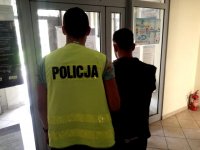 policjant z zatrzymanym na korytarzu komisaratu