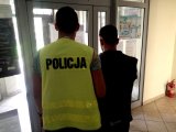 policjant z zatrzymanym na korytarzu komisaratu